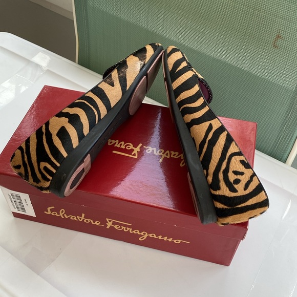 Salvatore Ferragamo Flats. Sz 9B - Picture 3 of 4